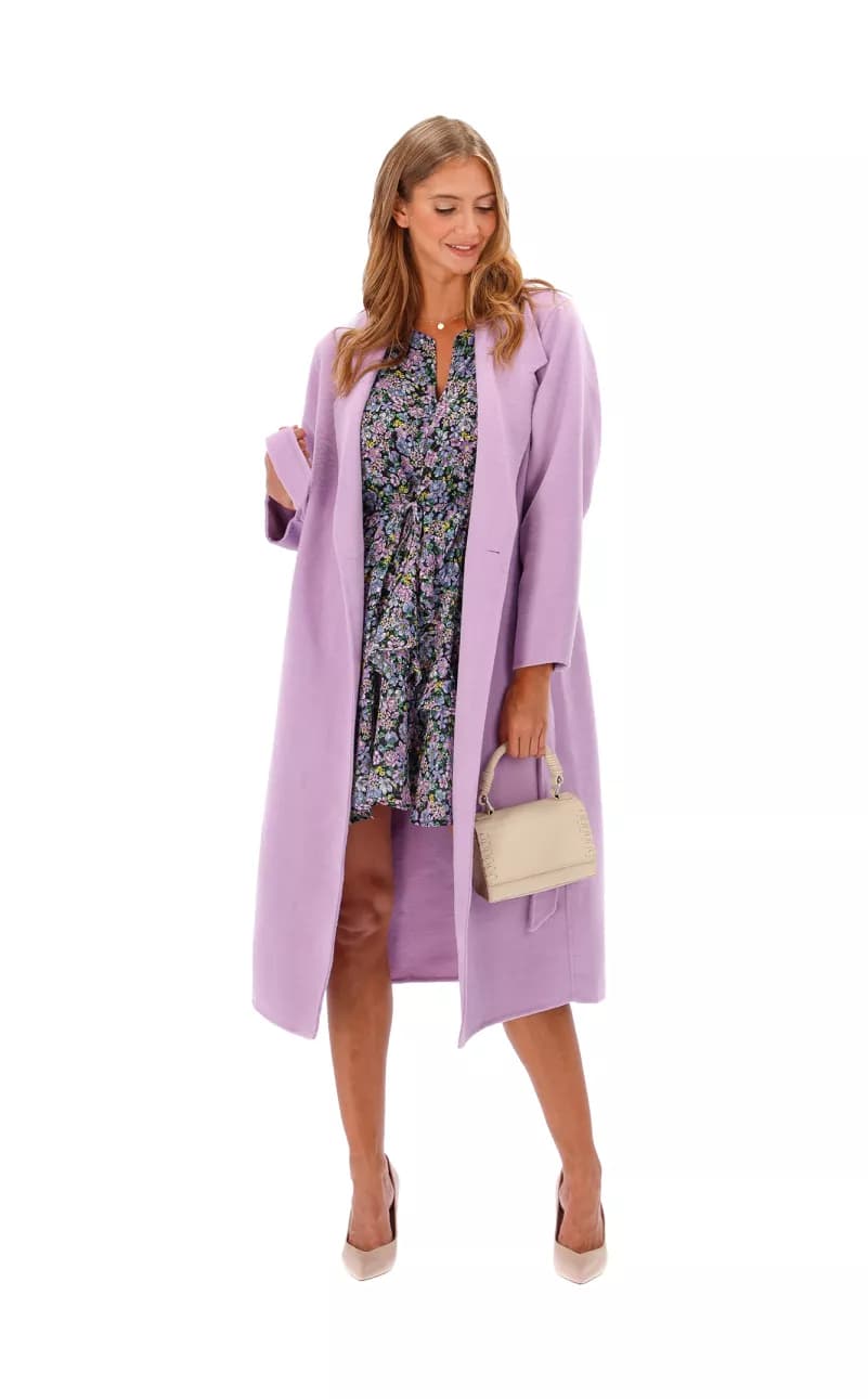 Femme en manteau lilas en vidéo de mode avec modèle en direct
