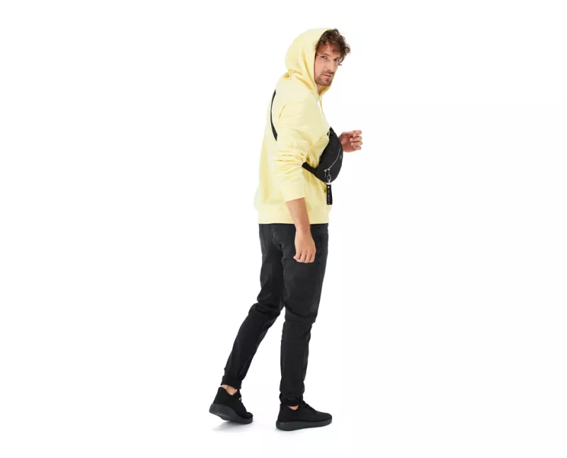 Homme en sweat à capuche jaune dans une séance de photographie de mode avec modèle vivant