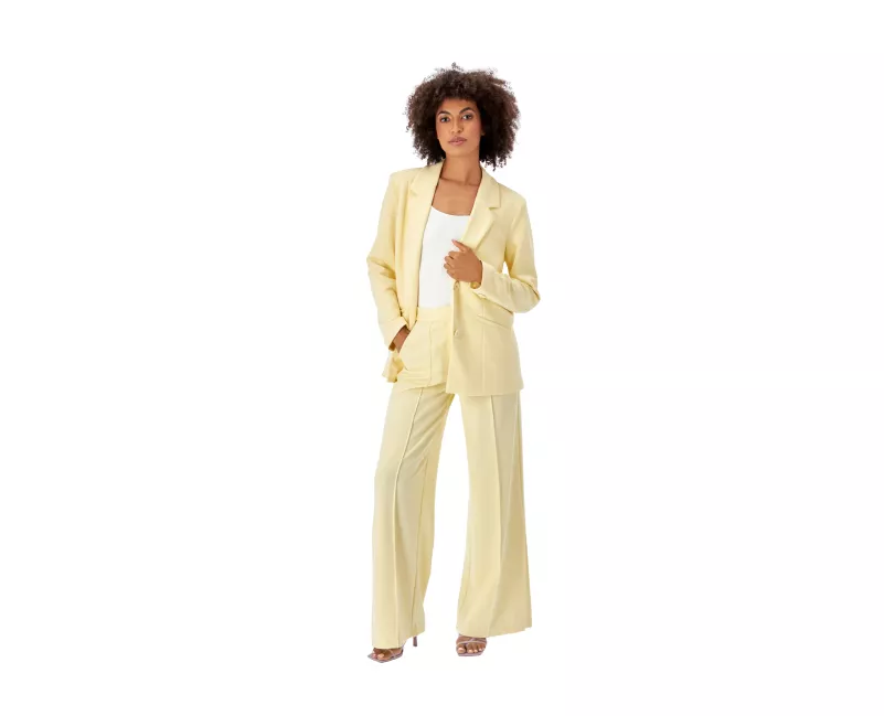 Femme en tailleur crème en photographie de mode avec modèle en direct