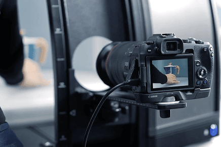 Appareil photo capturant un produit dans un studio Orbitvu