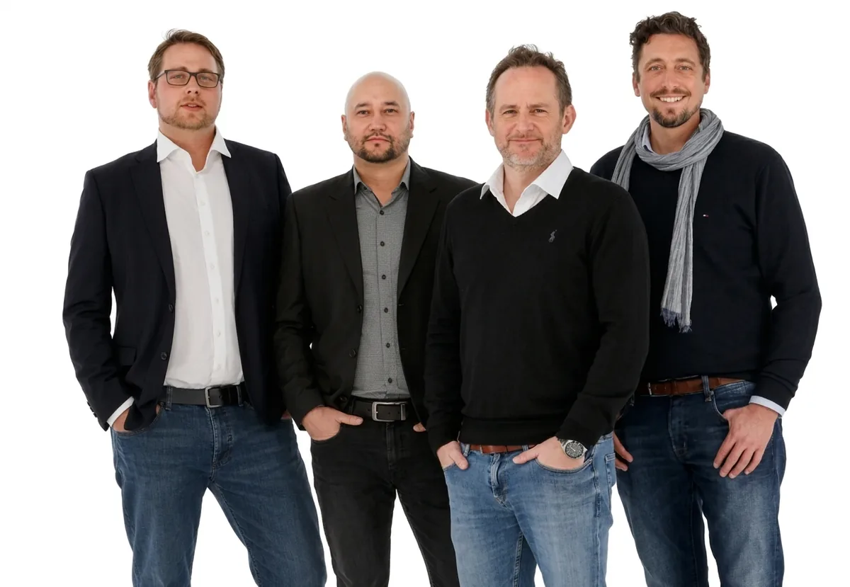 Portrait de groupe de six professionnels du business en tenue smart casual