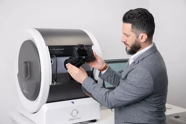 Fixation d'un appareil photo DSLR sur une machine de photographie de produits