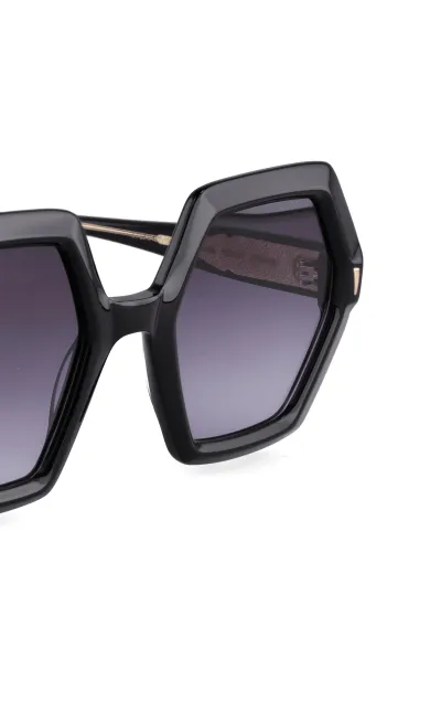 Gros plan sur des lunettes de soleil noires hexagonales oversize