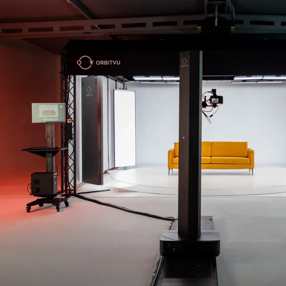 Installation de studio photo meuble Orbitvu avec canapé jaune