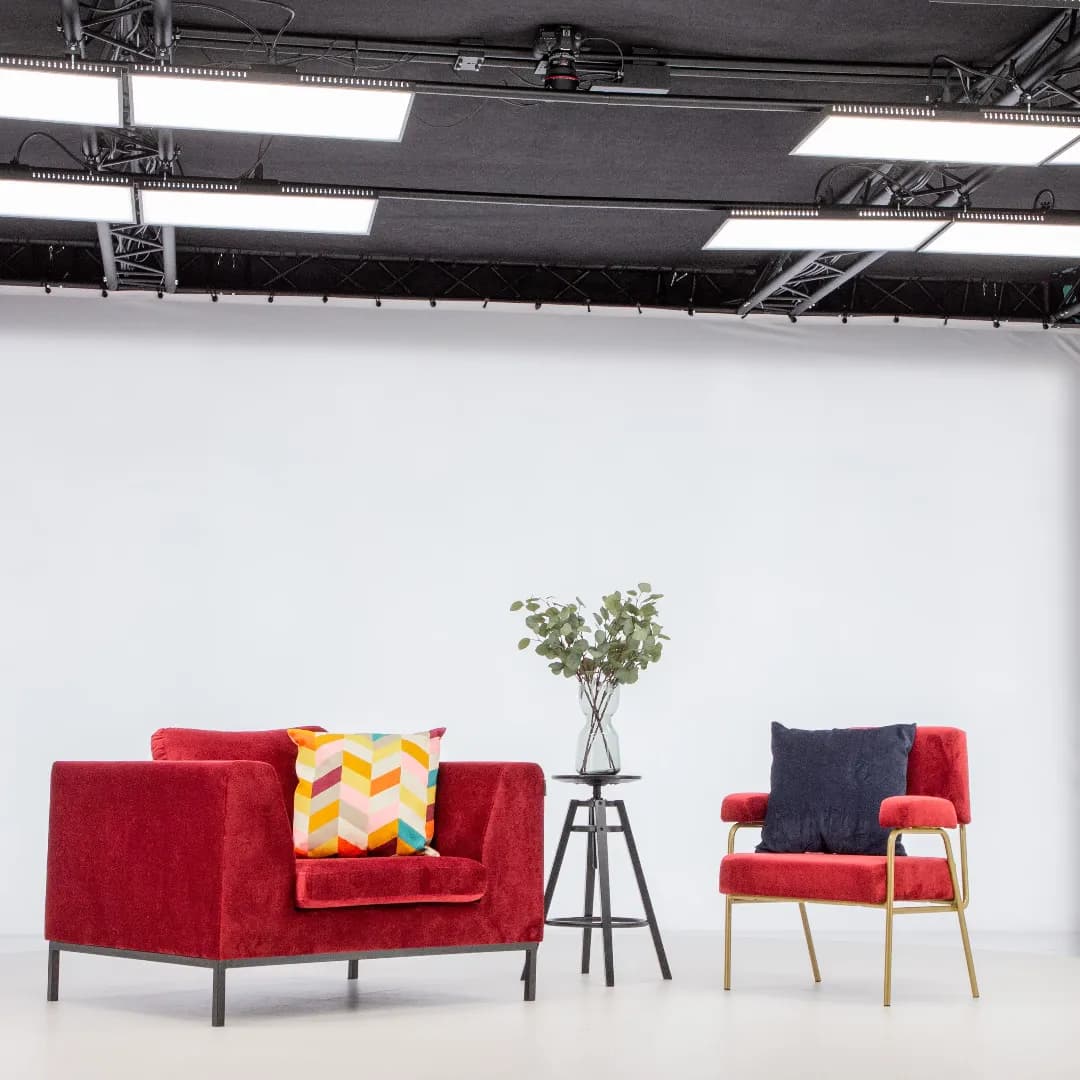 Fauteuils rouges modernes et table d'appoint dans un studio photo professionnel