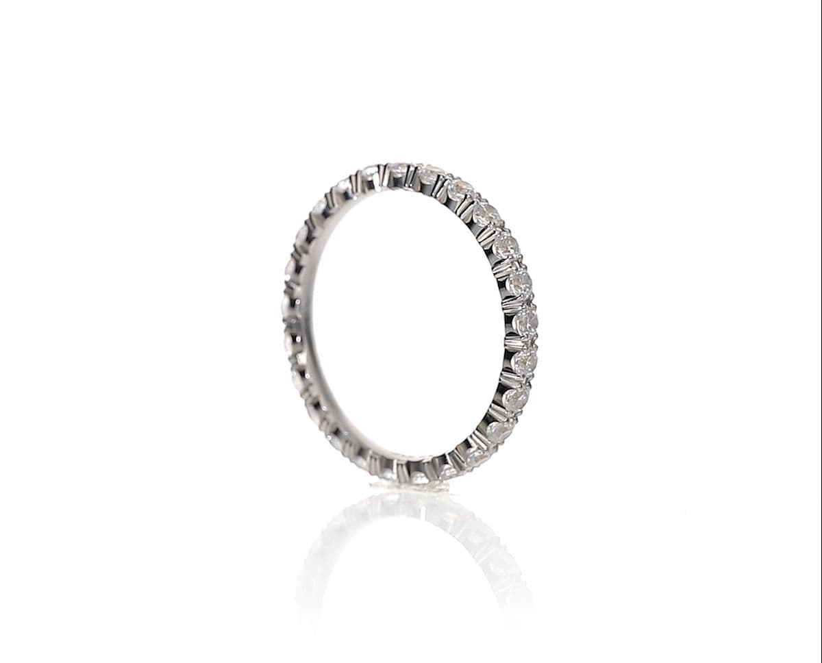 Vidéo d’une bague blanche diamant