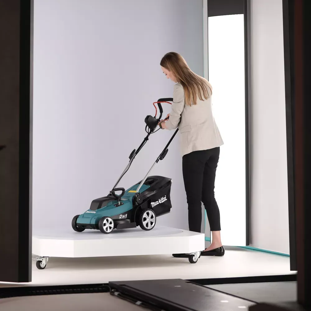 Femme utilisant une tondeuse à gazon sans fil Makita dans un studio