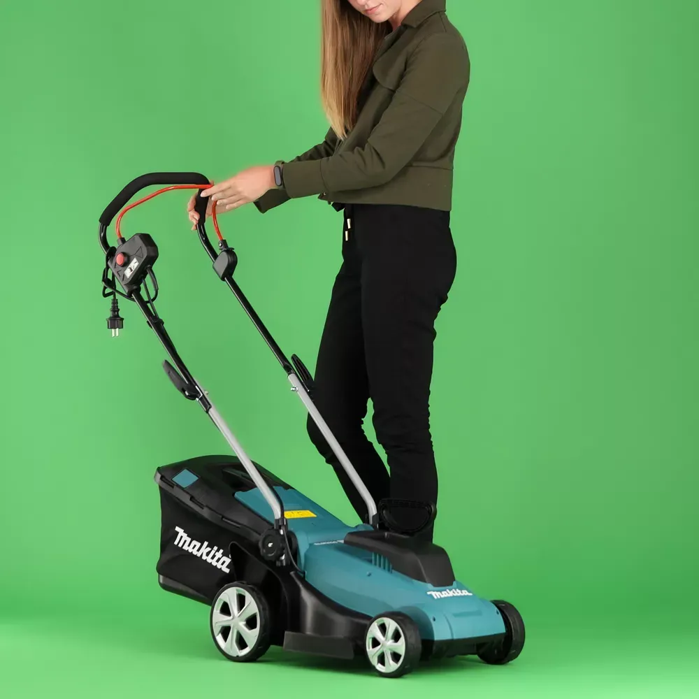 Femme présentant Makita sur fond vert