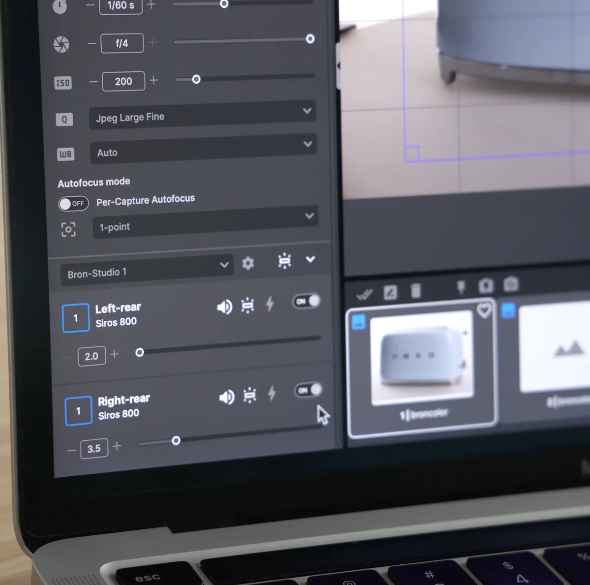 Commandes des flashs broncolor Siros dans Orbitvu Station sur un ordinateur portable
