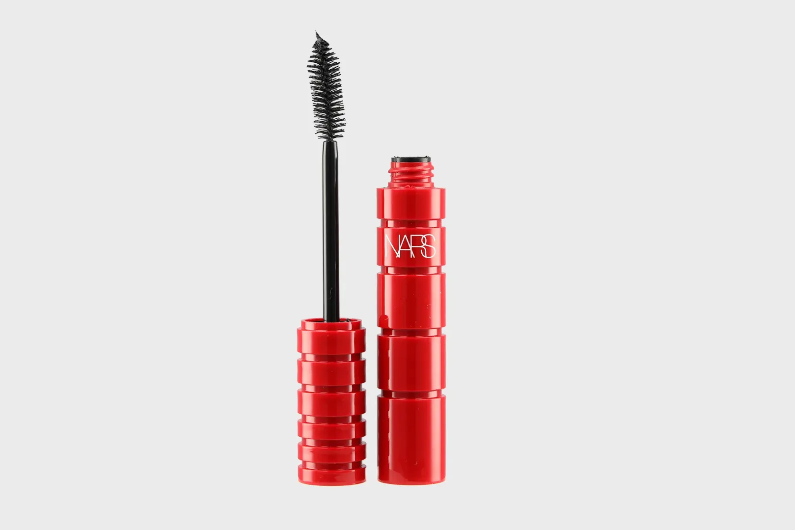 Photo nature morte du mascara NARS Climax en tube rouge et brosse