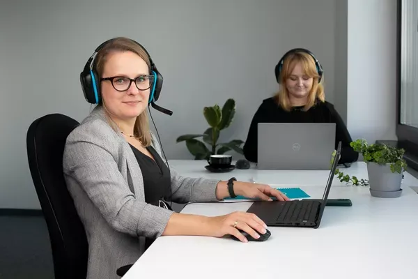 Deux agents du service client travaillant au bureau