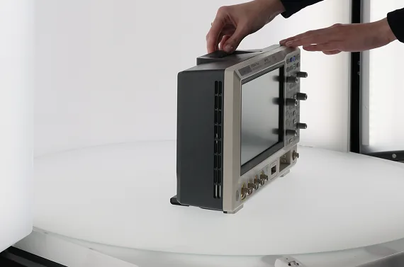 Plateau tournant motorisé avec balance intégrée dans Alphashot XL G2