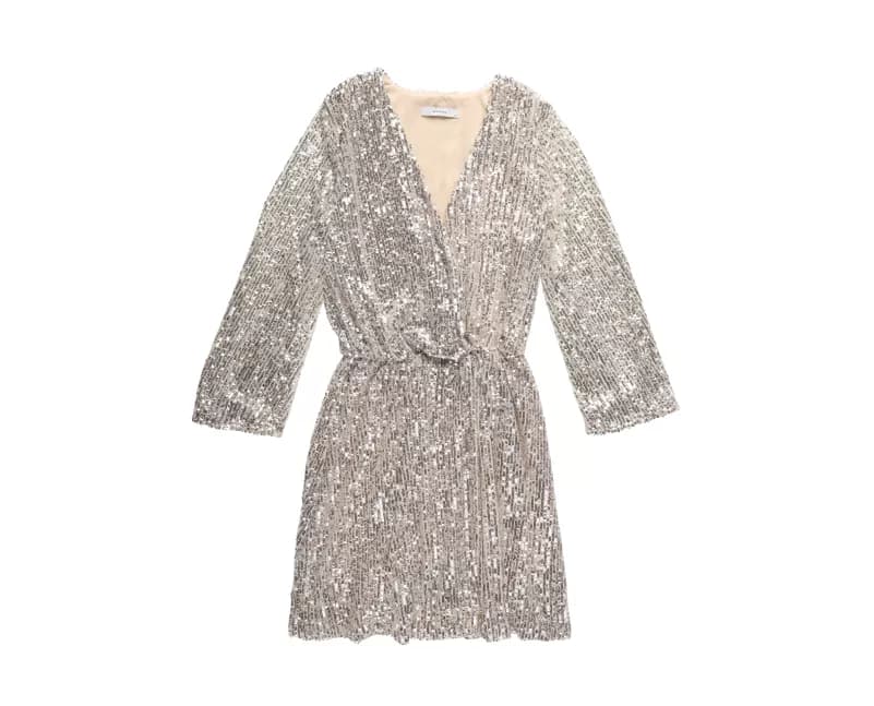 Packshot à plat d'une robe à sequins argentés