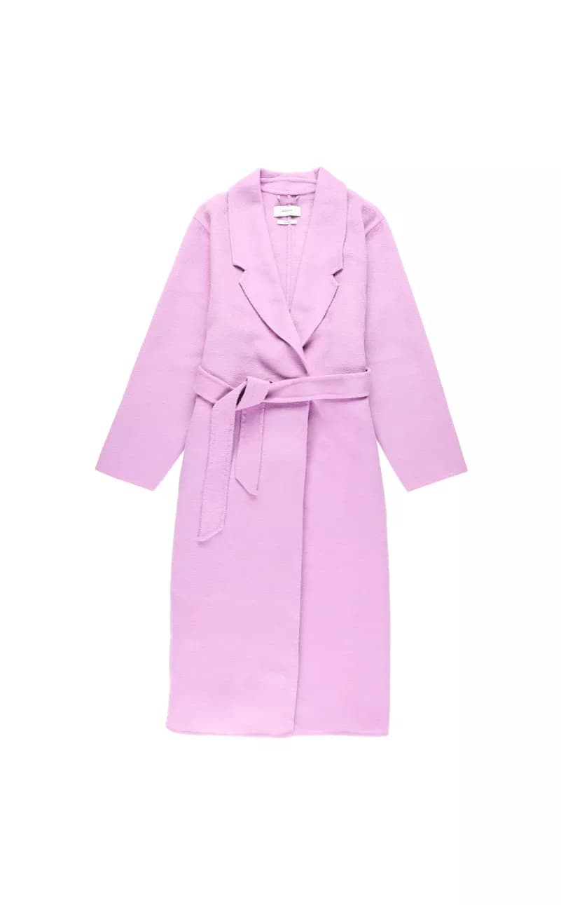 Packshot à plat d'un manteau violet
