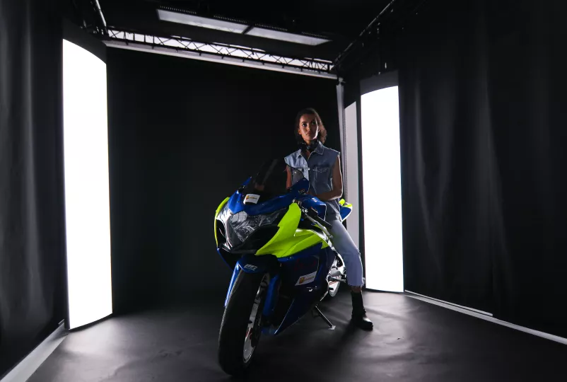 Éclairage puissant sur Fashion Studio