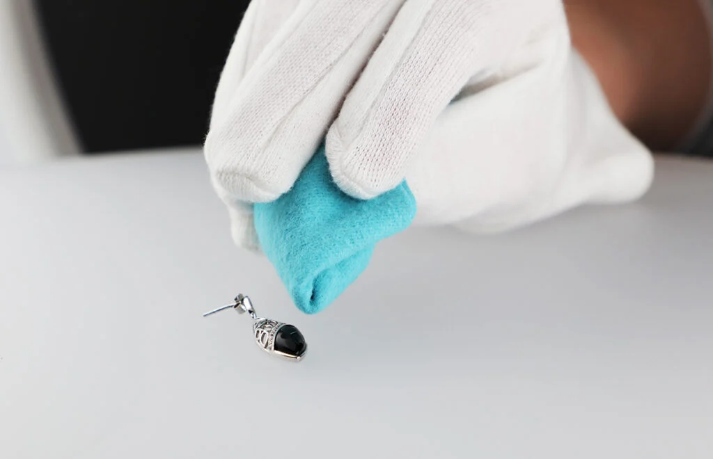 Préparation des bijoux pour la photographie de produit : retirer les empreintes