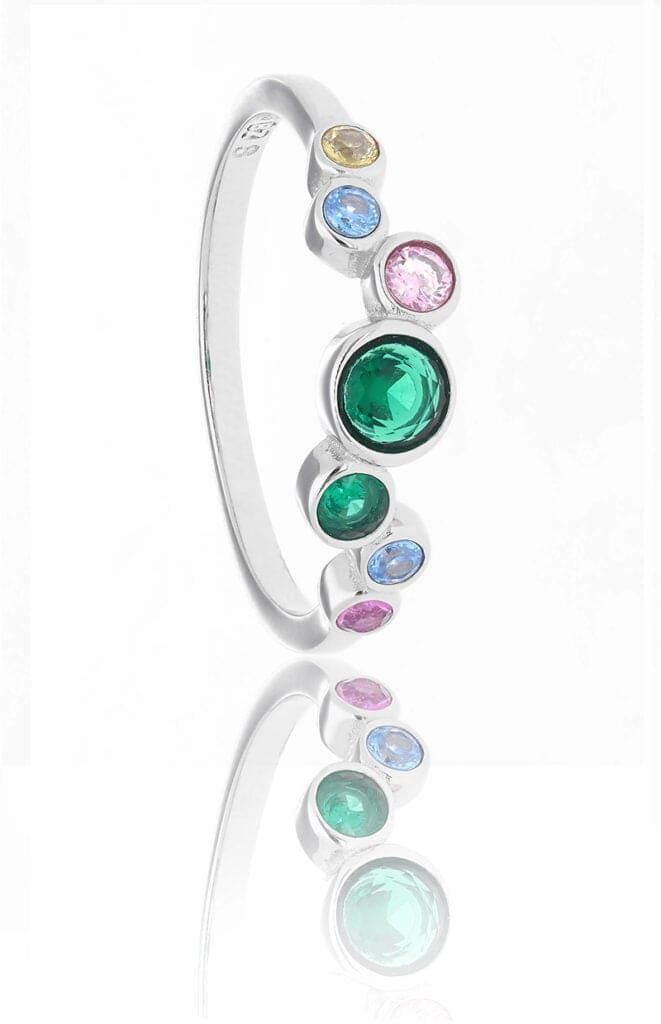 Bague en argent : photo de bijou en lumière douce