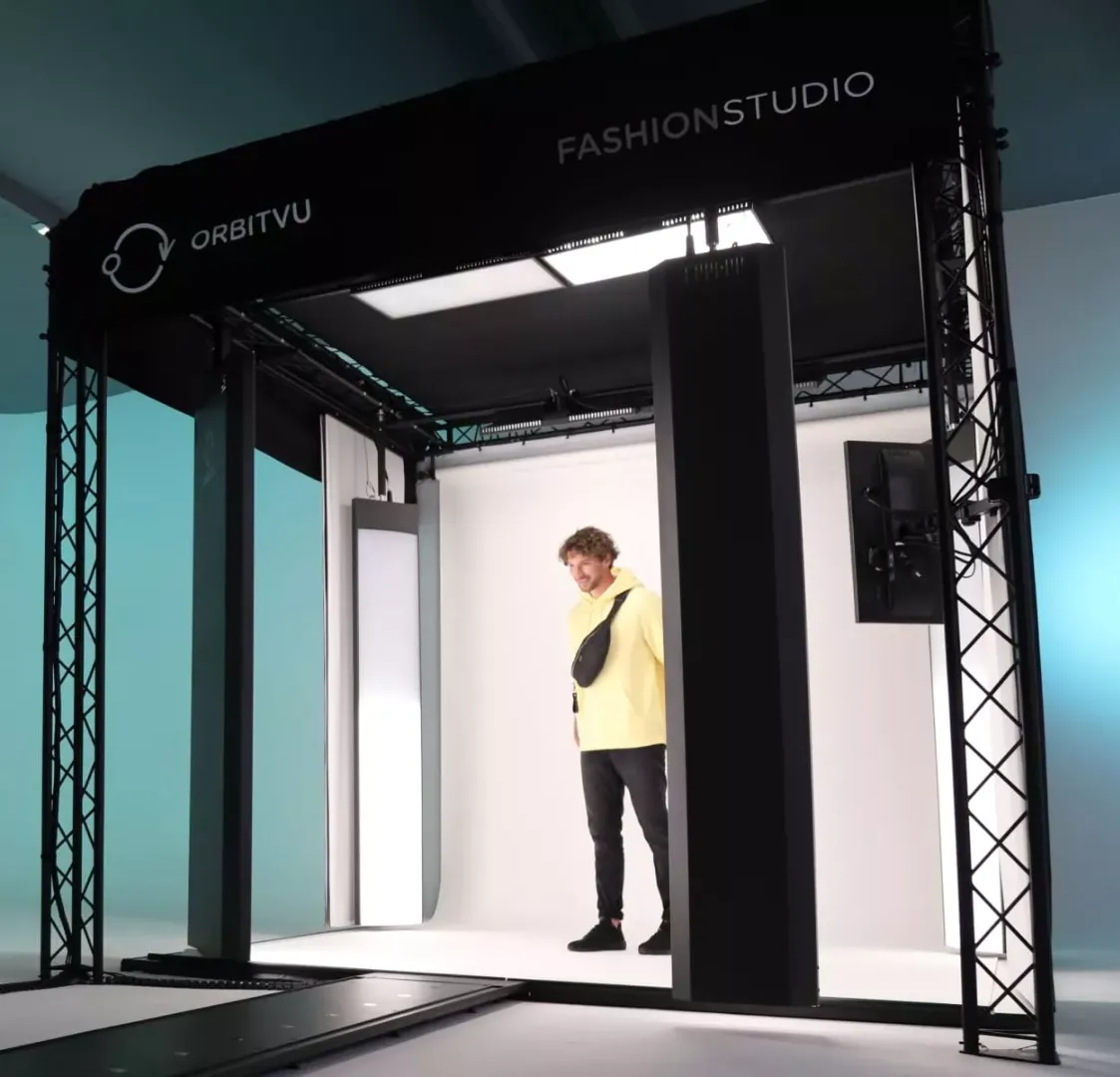 Modèle Fashion Studio dans une installation de photographie de modèles en direct Orbitvu