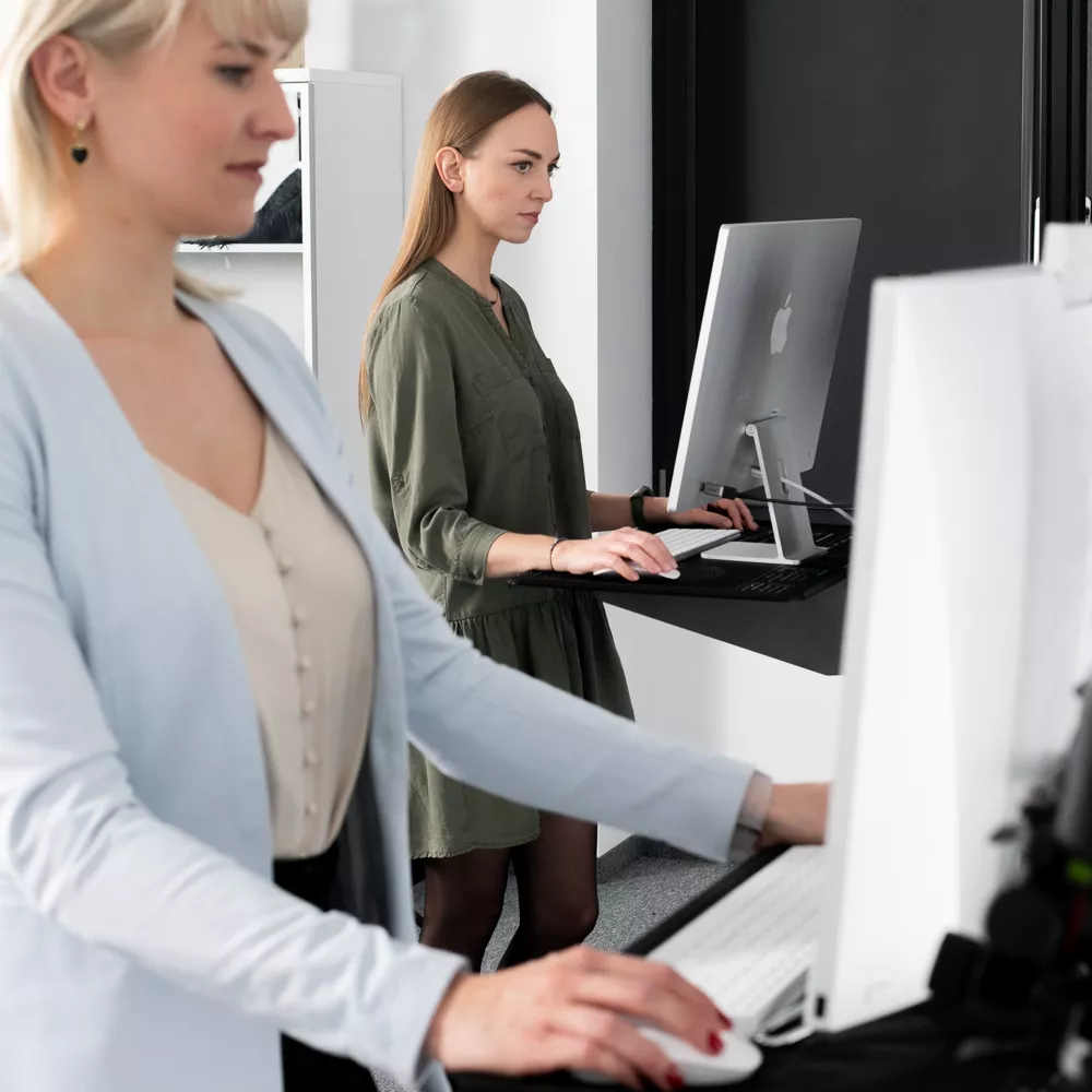 Deux femmes travaillant sur des ordinateurs dans un studio photo Orbitvu