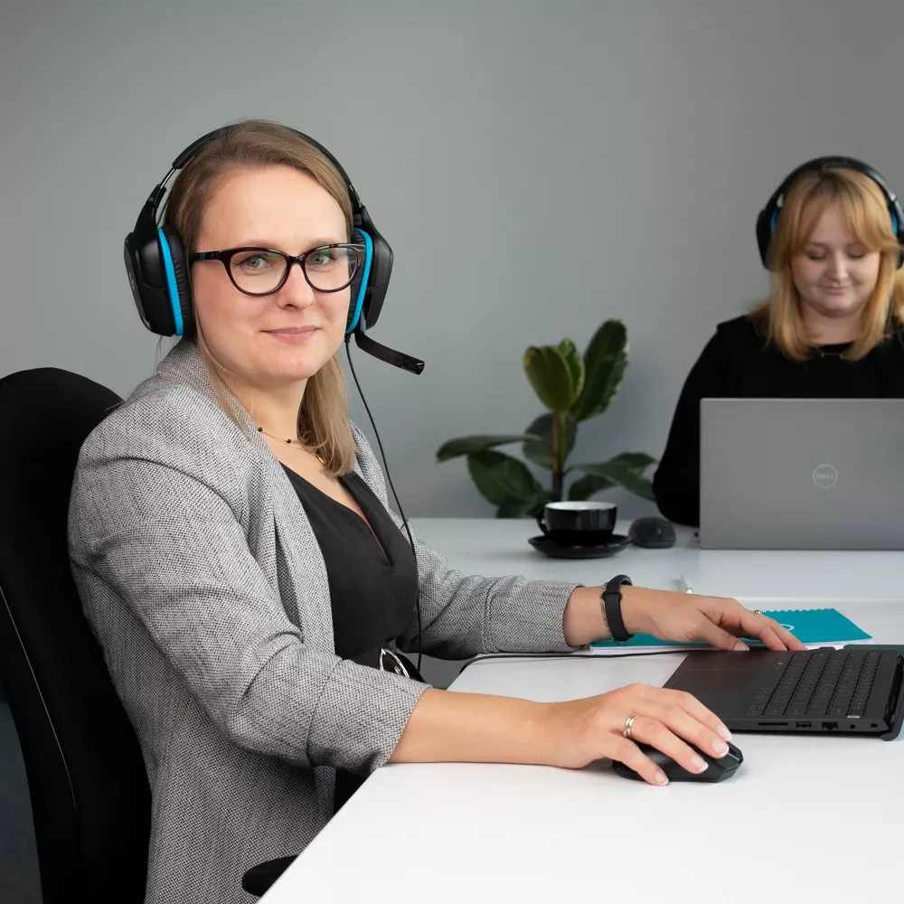 Deux femmes portant des casques dans le bureau de support client Orbitvu