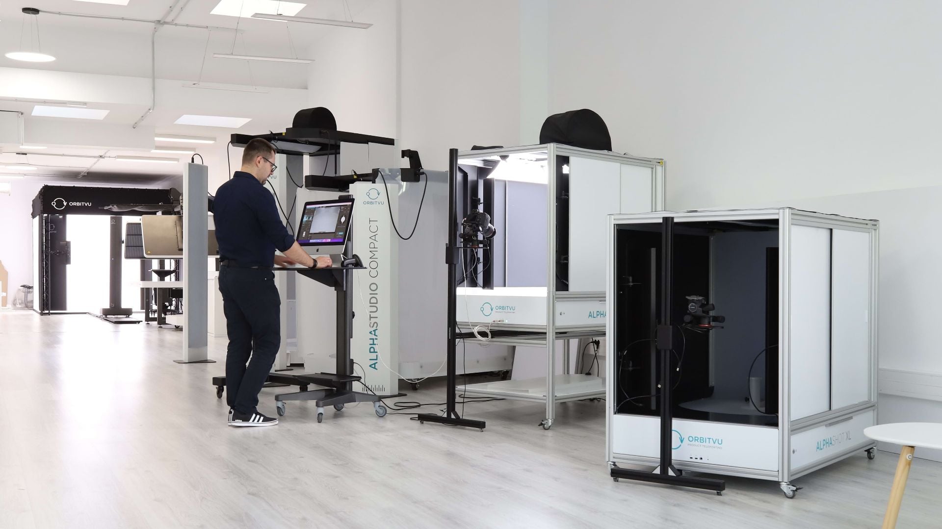 Opérateur de studio e-commerce travaillant avec les machines de photographie de produits Orbitvu