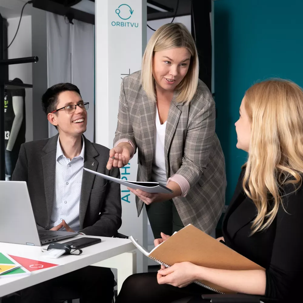 Réunion d’équipe commerciale au bureau avec la marque Orbitvu