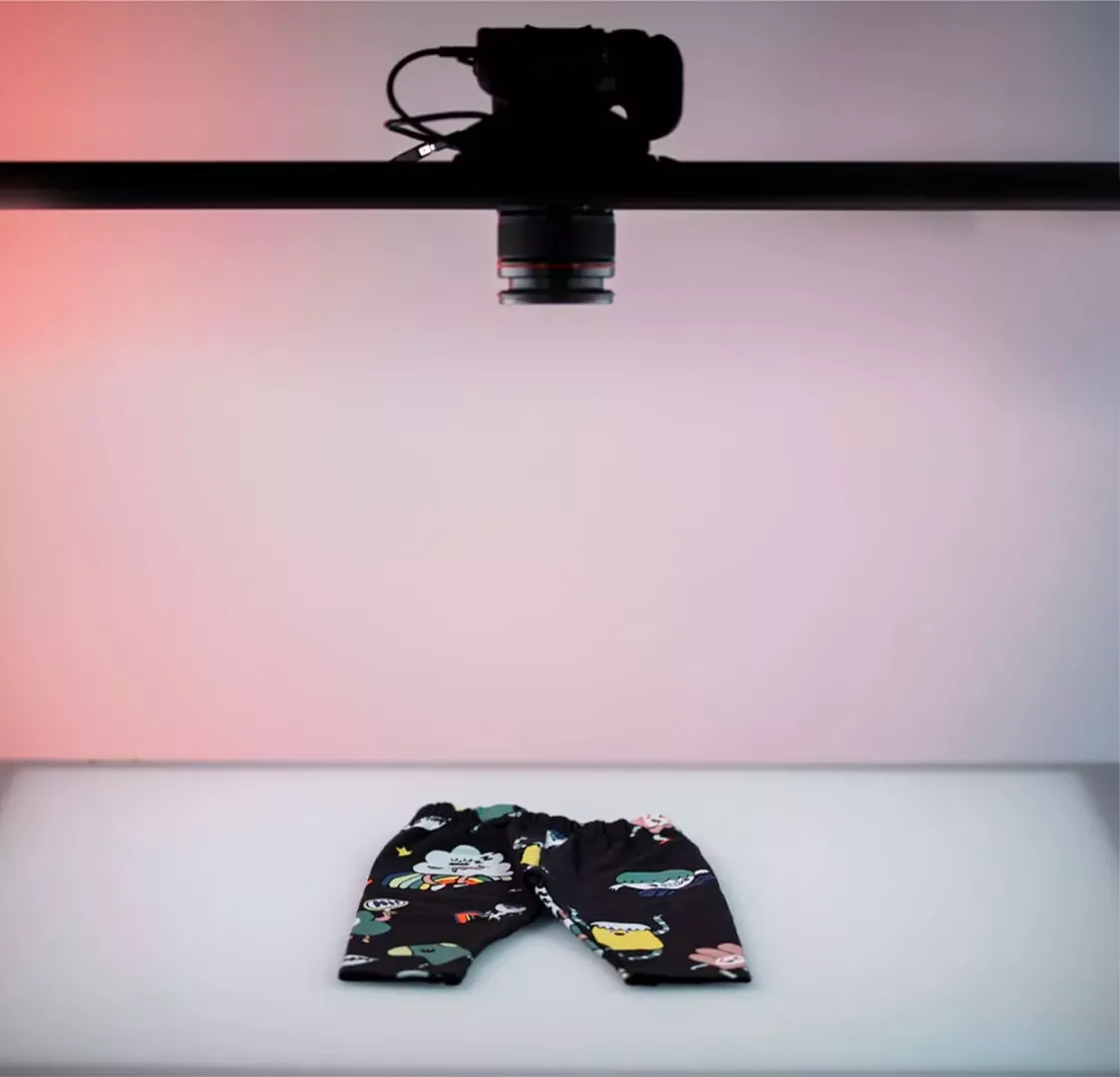 Configuration de photographie flat lay avec caméra en hauteur dans le studio Orbitvu
