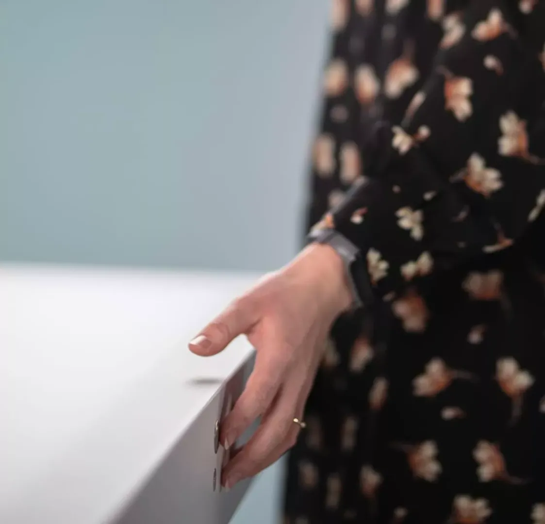 Repères de positionnement sur une table flat lay pour une image de marque cohérente