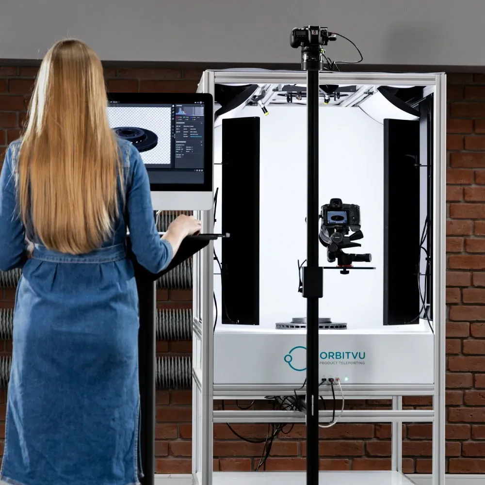 Femme utilisant l’installation de photostudio Orbitvu