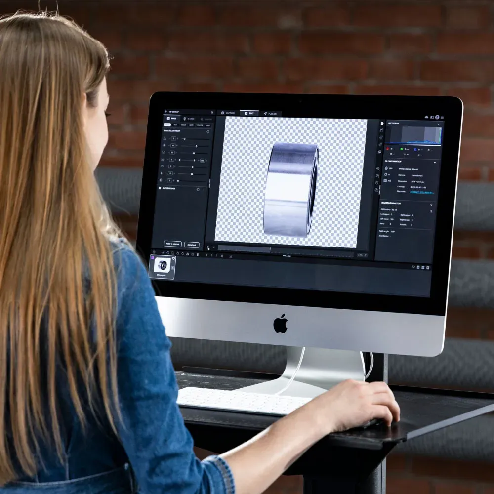Femme retouchant une photo de produit sur Mac