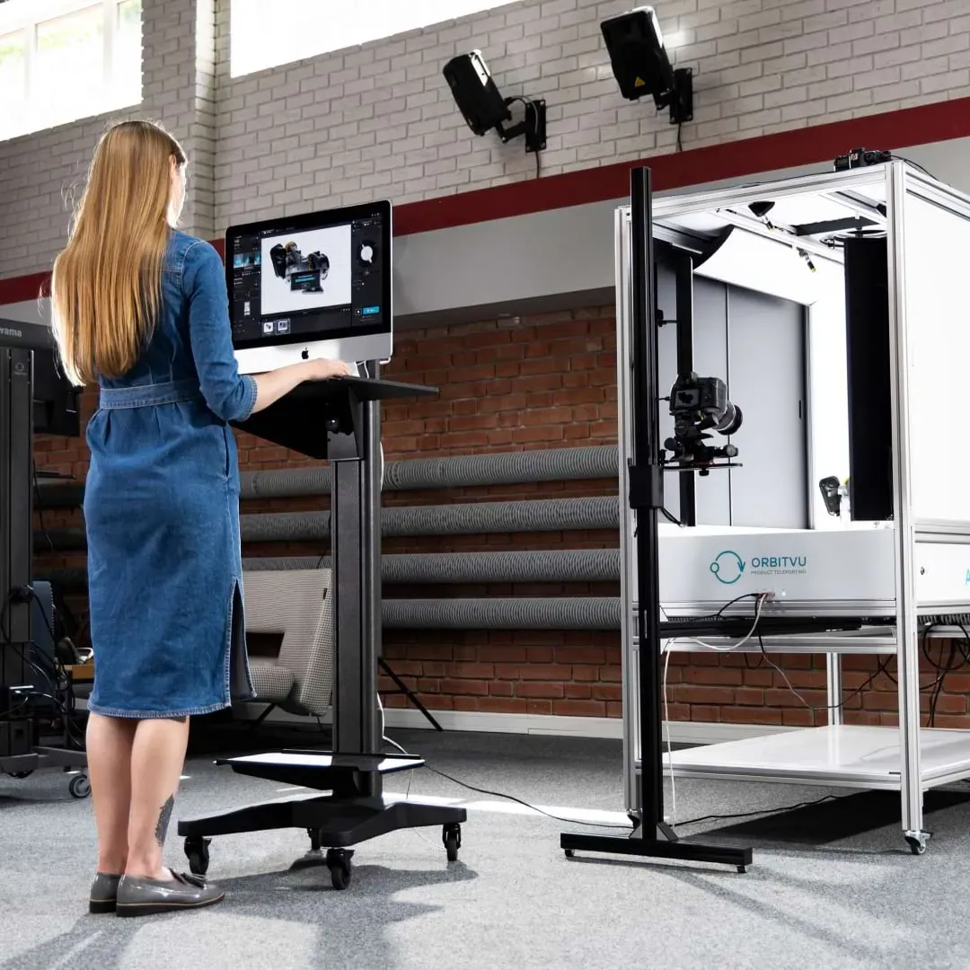 Femme utilisant le studio Orbitvu et un poste de travail mobile