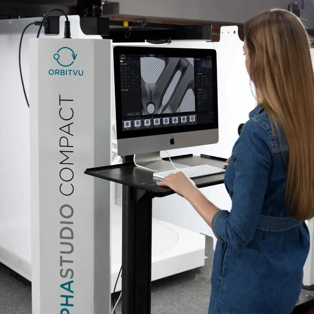 Femme utilisant Orbitvu Alphastudio Compact