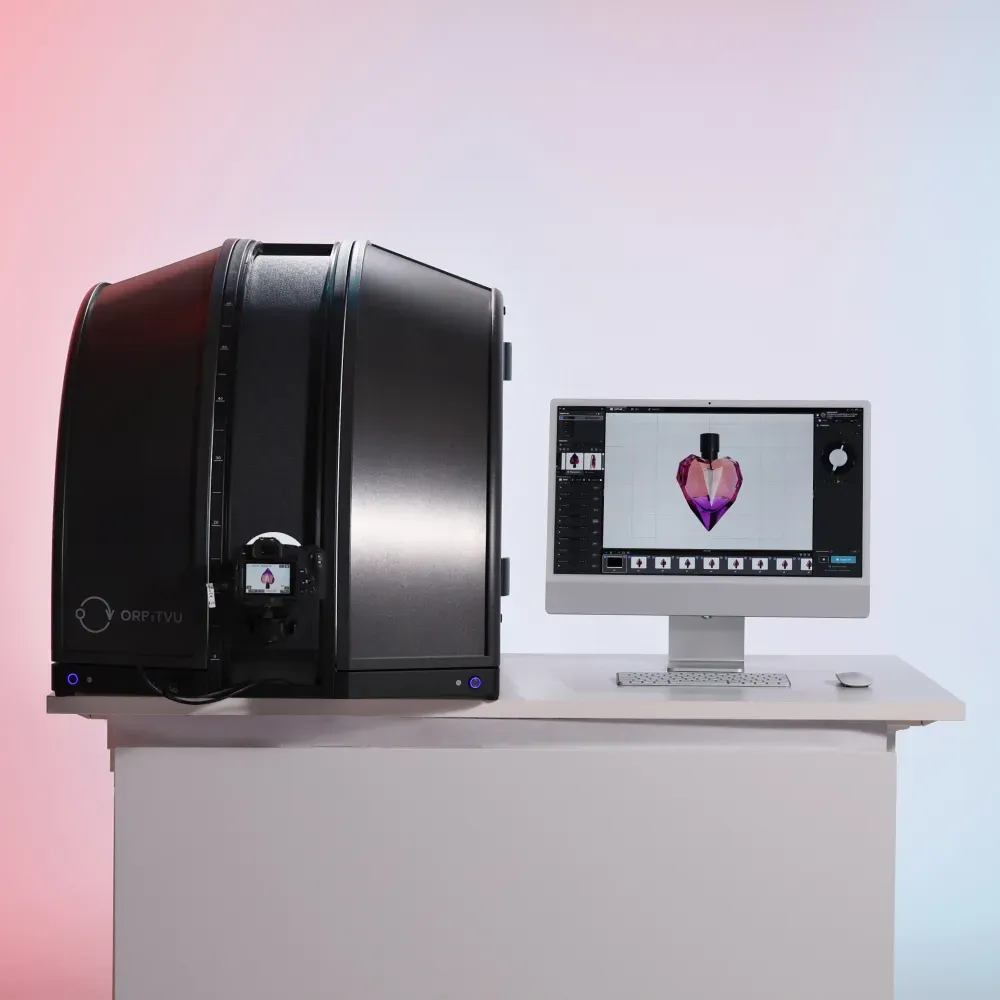 Opérateur photographiant un produit cosmétique avec un appareil Orbitvu