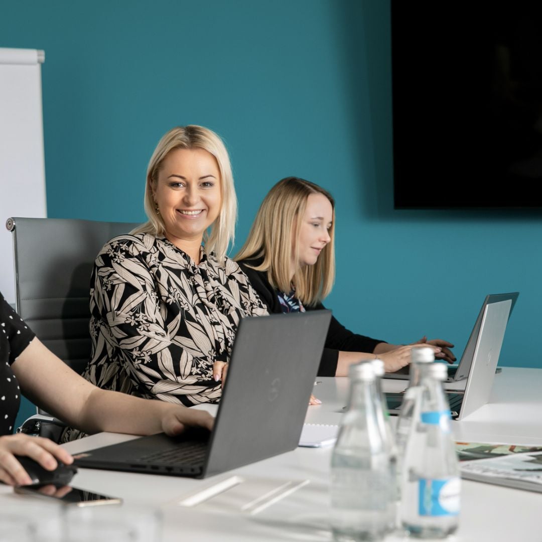 Équipe de femmes travaillant en collaboration dans un bureau moderne