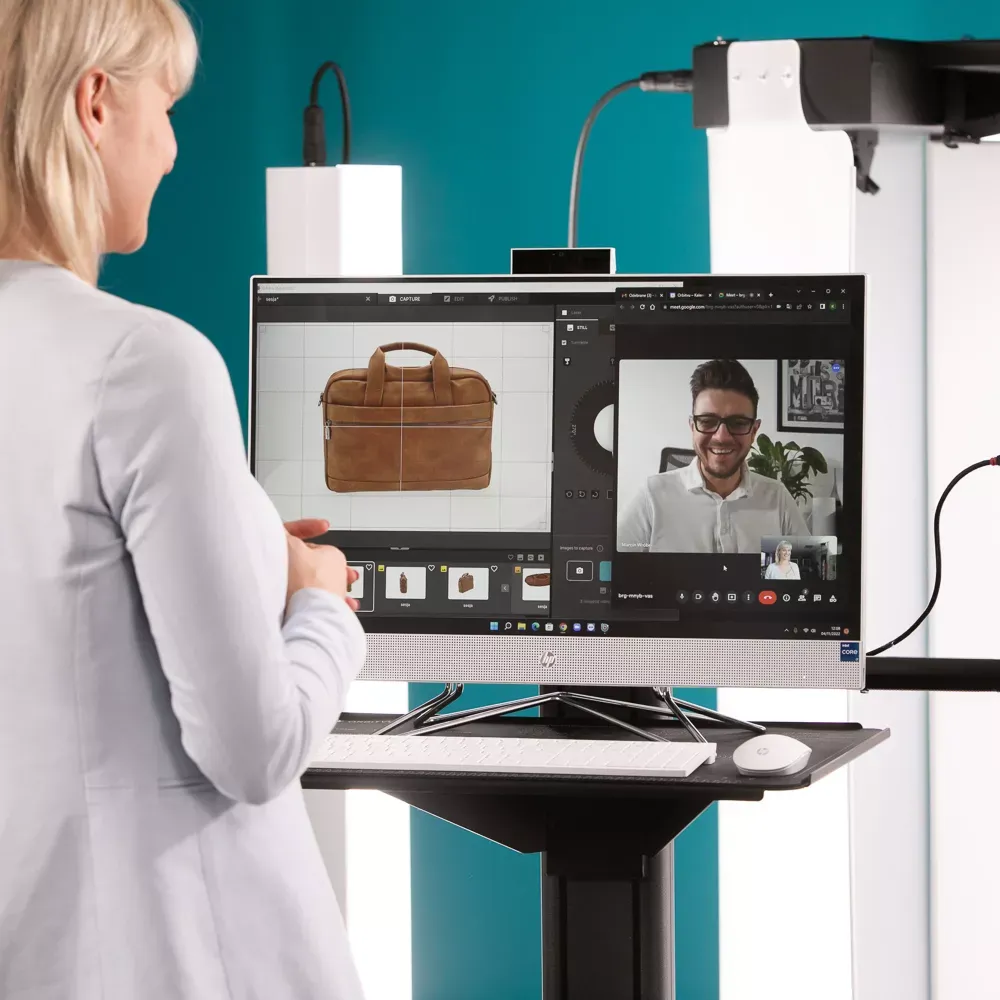 Femme examinant la photo d’un produit sur un écran