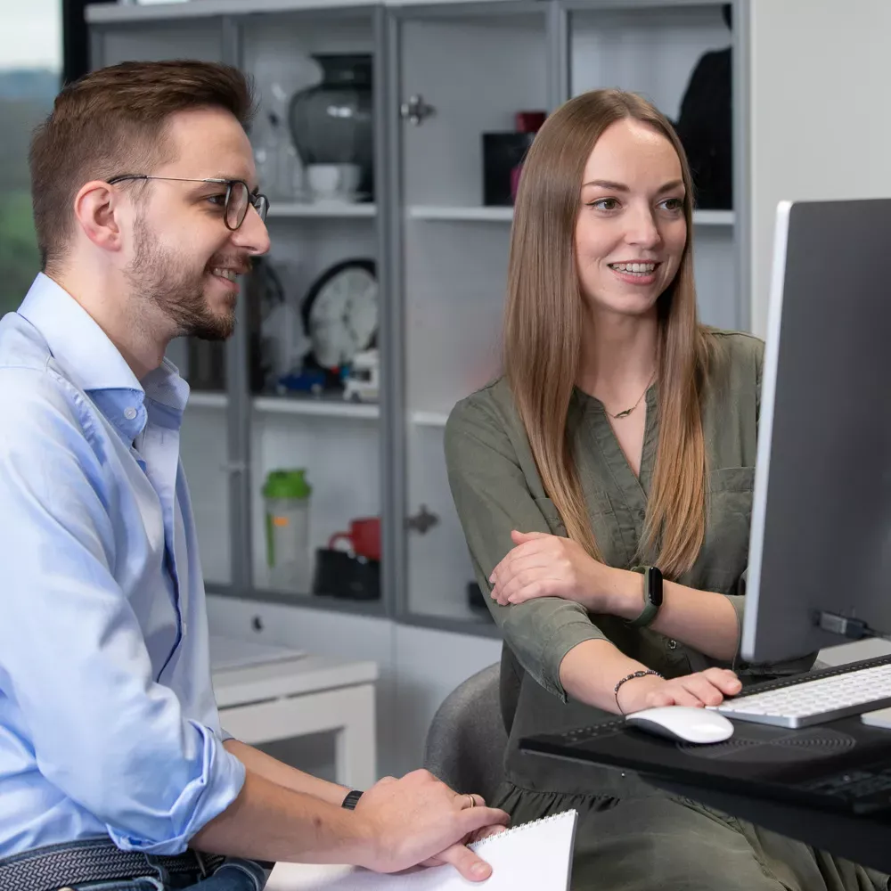Deux collègues collaborant sur un ordinateur