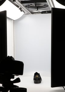 chaussure de sport noire en studio de photographie 360