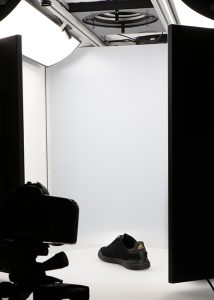 chaussure de sport noire dans le studio de photographie 360 ​​3